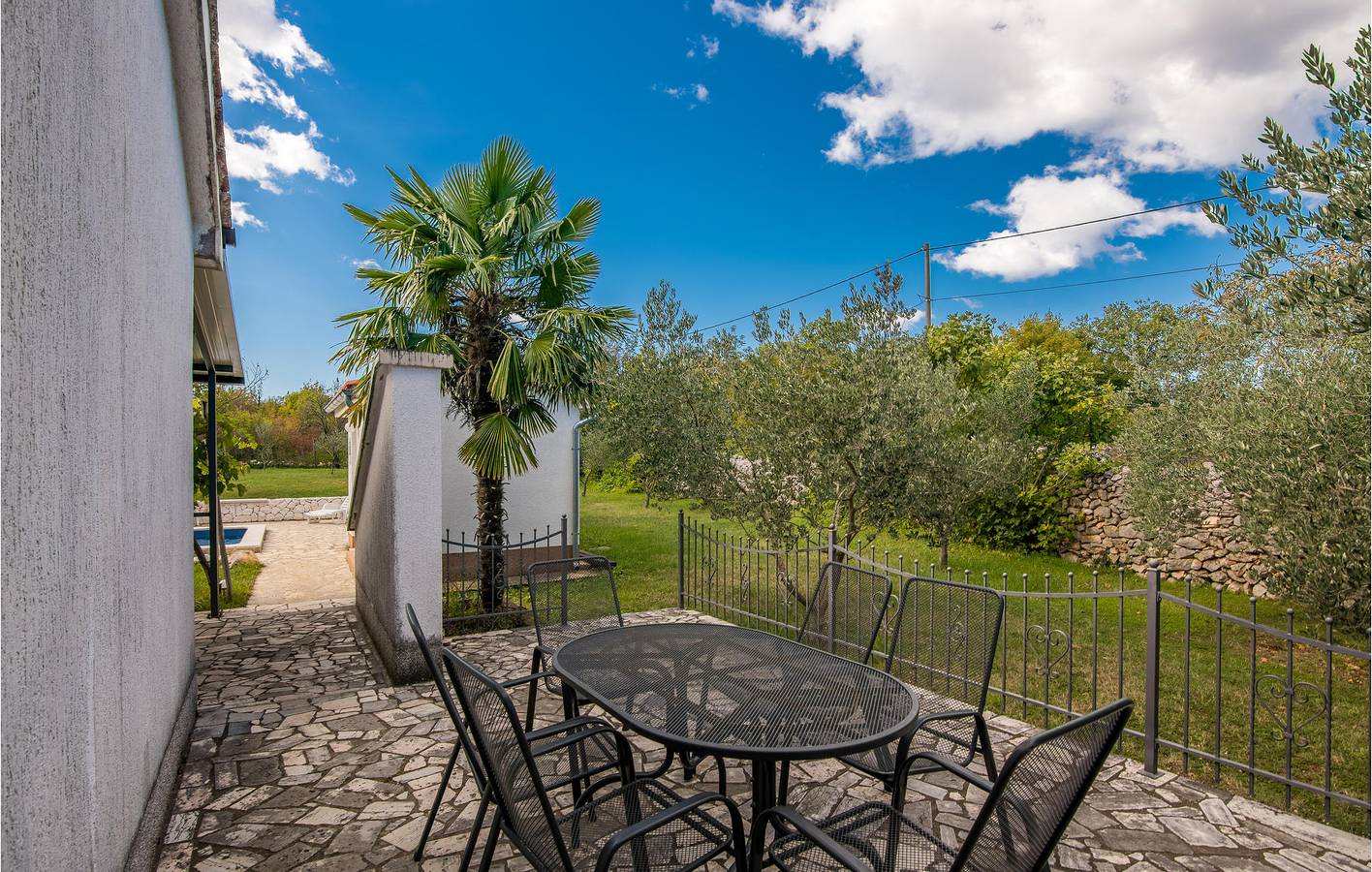 Charmantes Apartment, 2 km vom Strand entfernt: Geräumiges Apartment mit Pool und Terrasse in Gostinjac, Krk