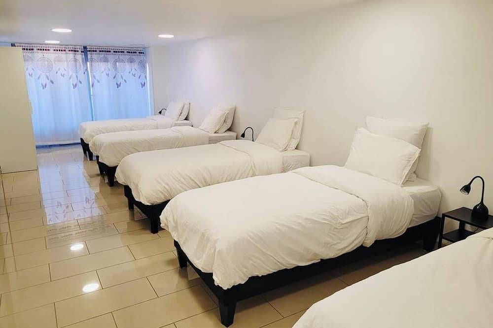 Spacious Apt 8 beds - With Terrace Near Cdg Disneyland - 30 Min in Villepinte, Seine-Saint-Denis