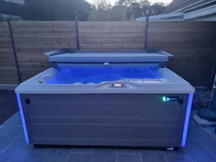 Maison de vacances pour 2 personnes, avec Jacuzzi et Terrasse ainsi que Jardin et Piscine