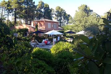 Location de vacances pour 8 personnes, avec jardin et jacuzzi dans Sentier des Ocres