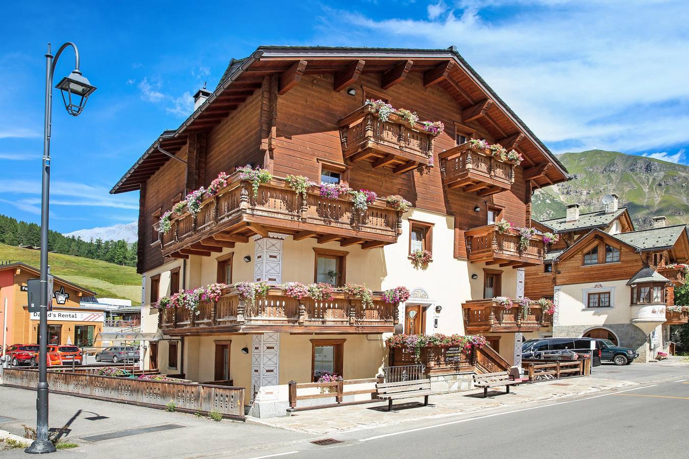 Hel lägenhet, 'Chalet Letizia Apartment Bilo' with Mountain View, Balcony & Wi-Fi in Livigno (Town), Livigno
