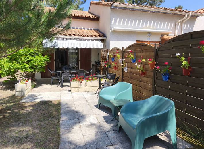 Gîte pour 4 personnes, avec terrasse ainsi que jardin et piscine
