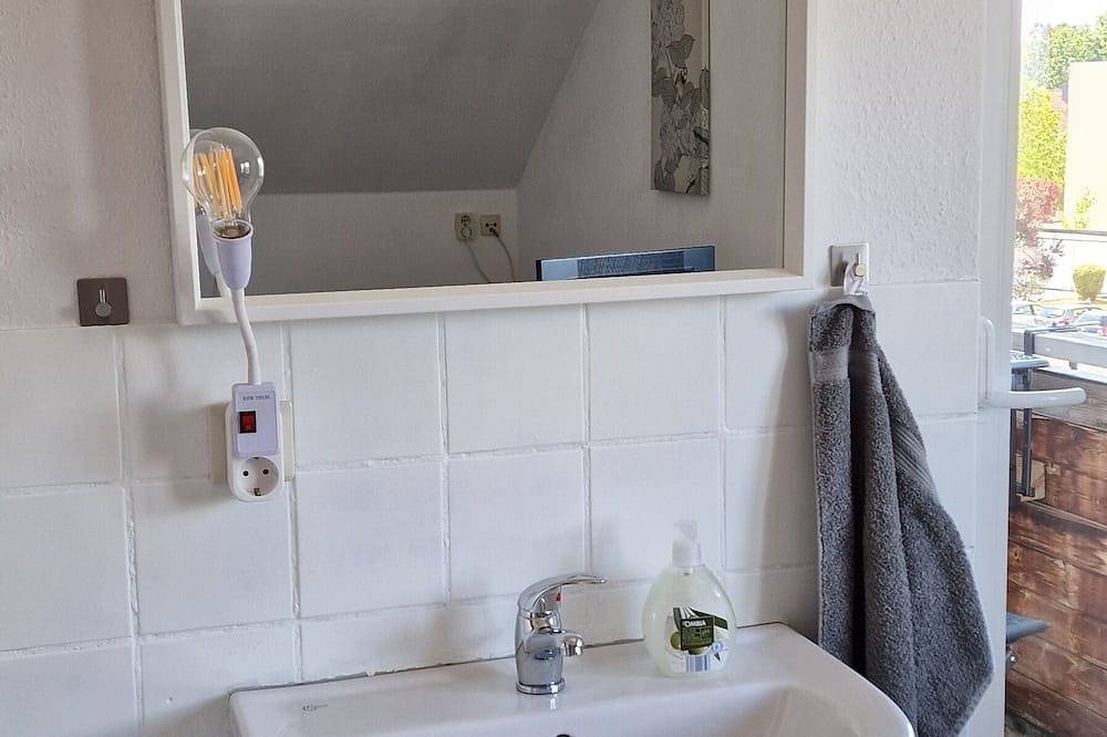 Ganze Wohnung, Schöne 3 Zimmer Wohnung mit Klimaanlage, zentral und naturnah in Rüsselsheim, Rheingau