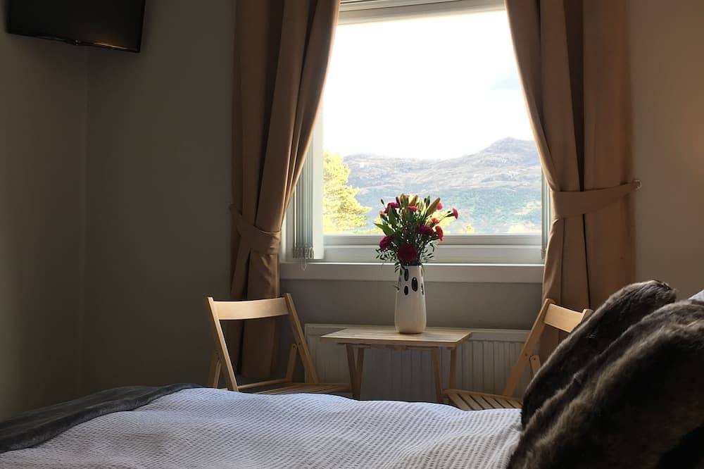 Amazing Views to Isle of Skye! 1 mile . in Kyle of Lochalsh, Highlands