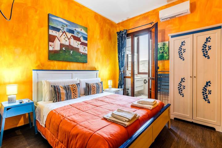Camera 'Bnb Sottosopra - Camera Ocra' con vista mare, Wi-Fi e aria condizionata in Gallipoli, Golfo di Taranto
