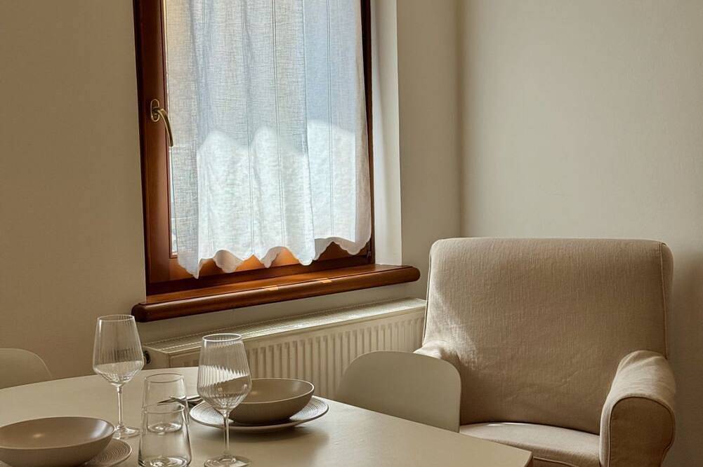 Entire apartment, Located just behind Piazza delle Erbe, in the very heart of Belluno’s historic center, this one-bedroom apartment is only steps away from the pedestrian area and the Ztl. You can enjoy local markets, restaurants, and cafés while experiencing the warm in Belluno, Schiara