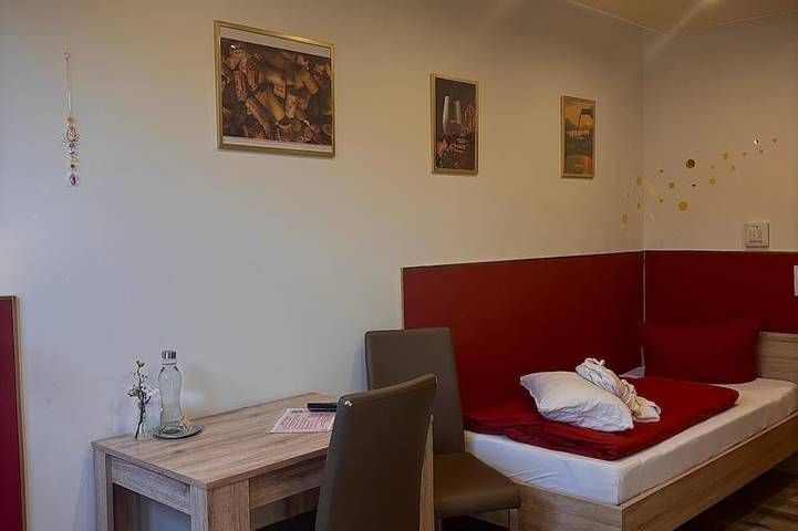 Ferienwohnung für 2 Personen, mit Terrasse und Garten sowie Pool und Sauna in Wertheim - 2
