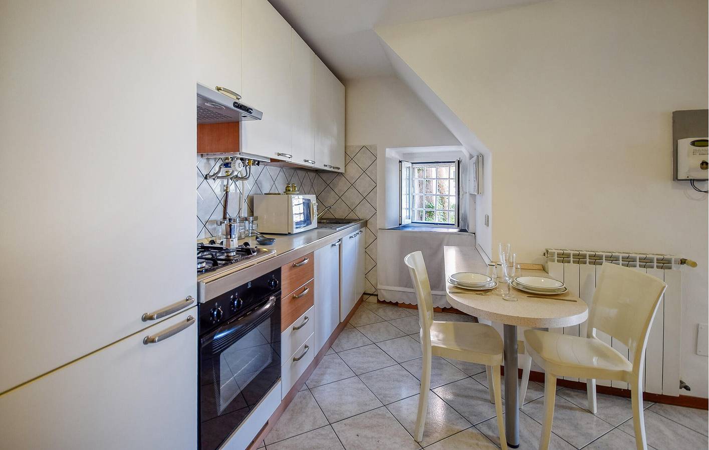Entire holiday apartment, Cozy Beachside Apartment with WiFi and AC in Genova (City), Genoa