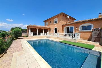 Location de vacances pour 6 personnes, avec terrasse et jardin à Servian