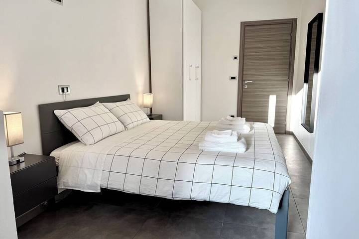 Appartamento intero, Cuneo Centro-Moderno Bilocale con vista panoramica in Cuneo, Provincia di Cuneo