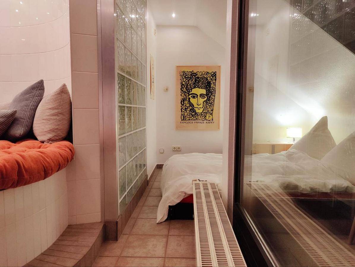 Spacious & comfortable guestrooms w private bathrooms near Koelnmesse & Lanxess Arena, free parking, highspeed Wifi in Kalk (Keulen), Keulen