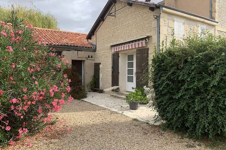 Location de vacances pour 2 personnes, avec terrasse dans Gare De Villeneuve La Comtesse
