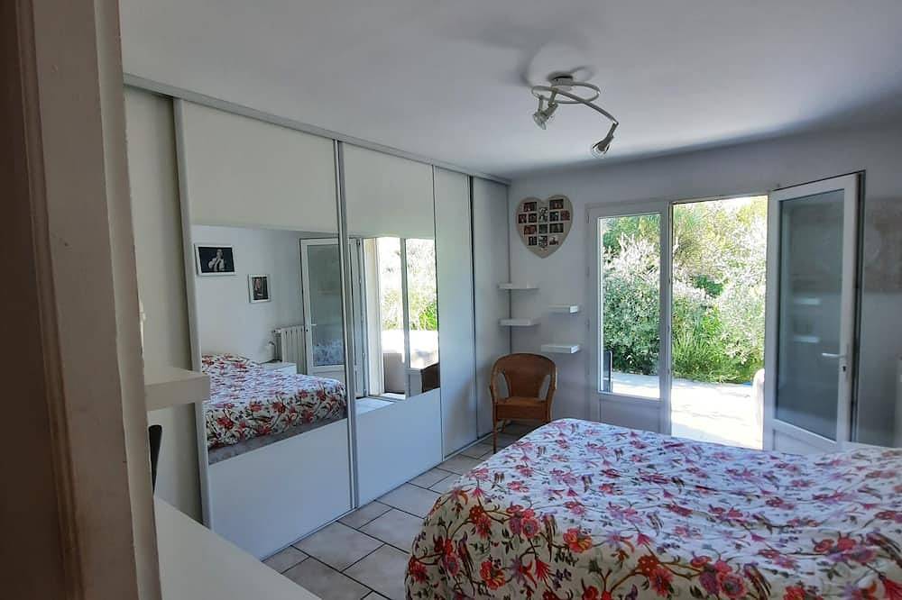 Villa de 250 m2 en 4000 m2 de bosque de pinos Spa 6 lugares, piscina in Cadolive, Marsella region