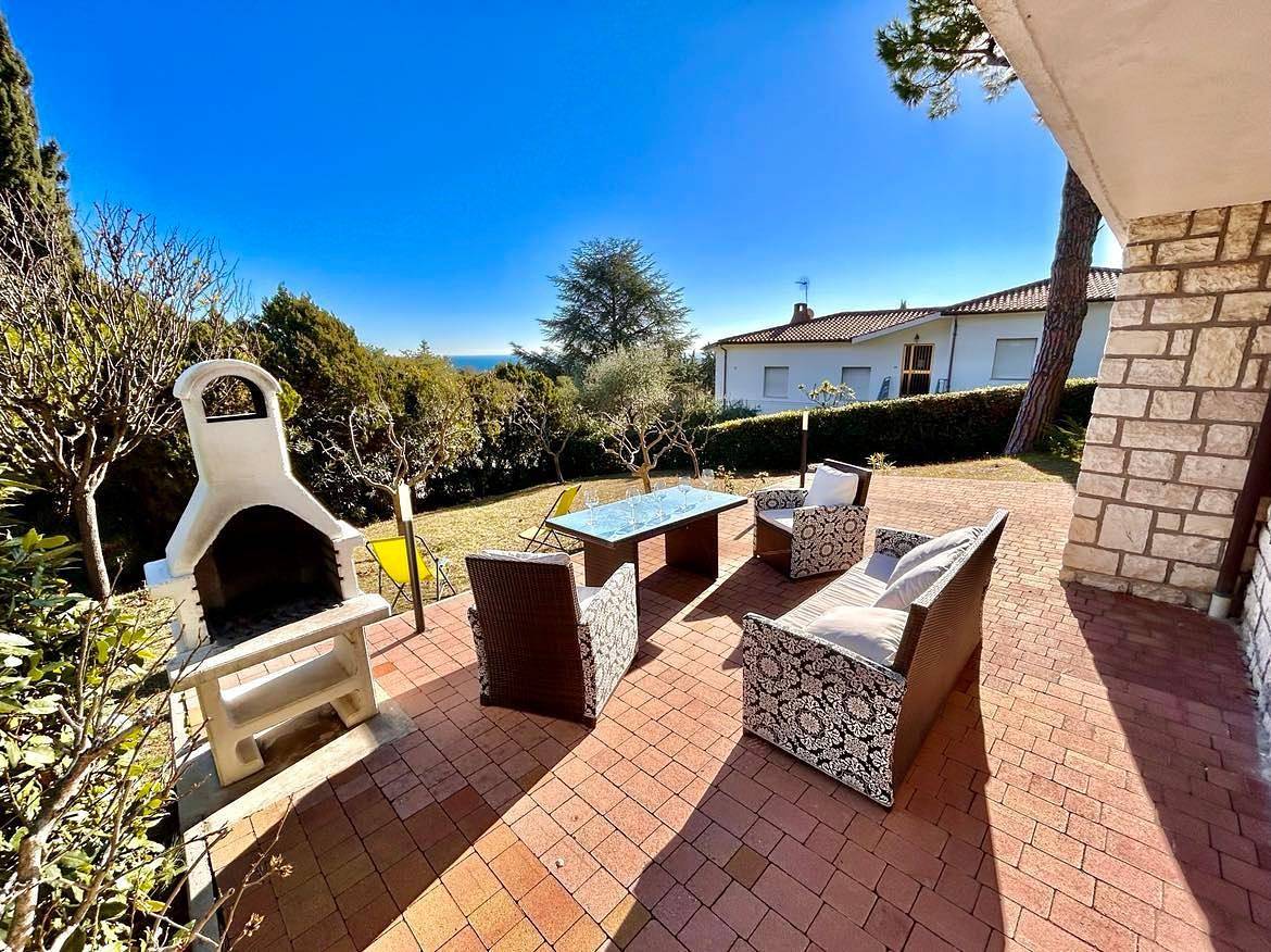 Bellissima villa con terrazzo vista mare e giardino taunus in Numana, Riviera del Conero