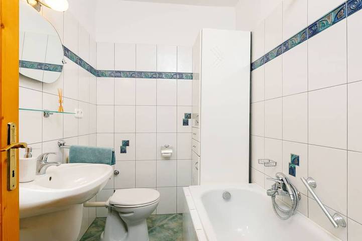 Schönes alleinstehendes Ferienhaus für 10 Leute mit Klimaanlage,  W-Lan, Tv und Terrasse in Balatonőszöd, Plattensee Südufer
