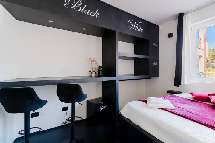 Holiday Home 'Suite Black and White' with Balcony, Wi-Fi & Air Conditioning in Otranto, Otranto region