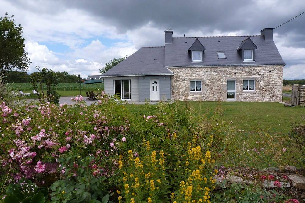 Loue gite, maison ancienne, indépendante, rénovée avec soin in Caden, Région de Vannes