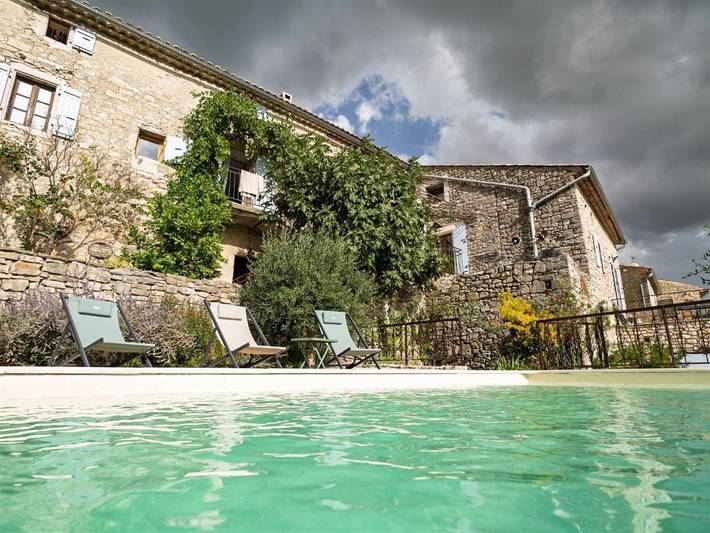 Location de vacances pour 9 personnes, avec piscine ainsi que vue et jardin à Gras