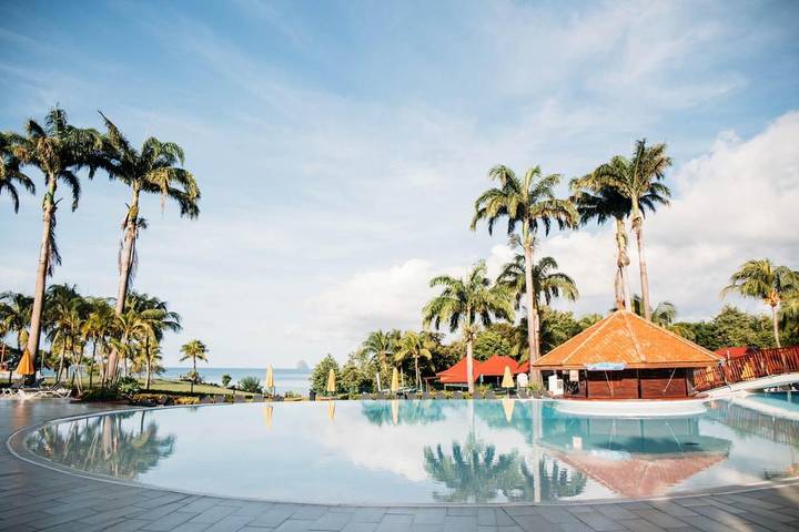 Hôtel pour 3 personnes, avec terrasse ainsi que piscine et vue