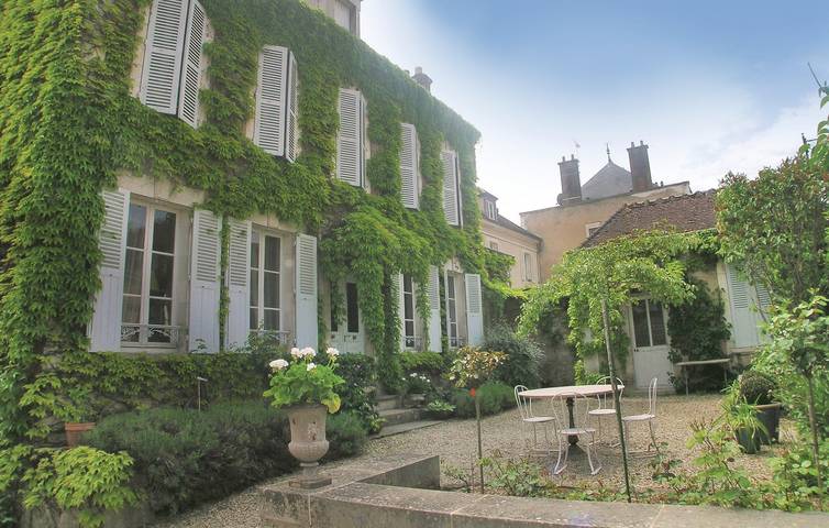 Chablis City Center Apt avec jardin et parking in Chablis, Région d'Auxerre