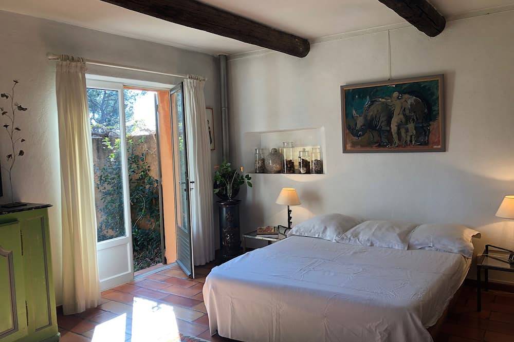 Charming and tasteful artist's house in an exceptional site in Bibemus in Aix-en-Provence, Region de Aix-en-Provence