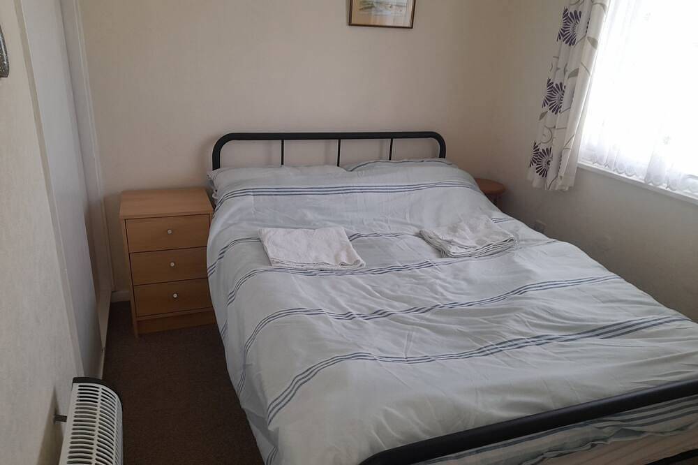 Pet-Friendly, Semi-Detached 2-Bed Chalet: Near Broads & Short Walk to Beach in California (Great Yarmouth), Great Yarmouth
