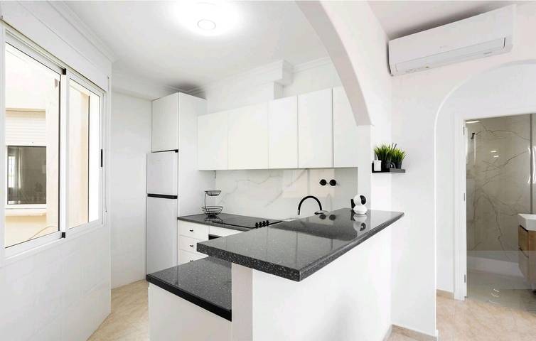 Apartamento vacacional entero, Apartamento moderno con piscina y terraza a 2 km de Playa Punta Prima in Orihuela, Costa Blanca