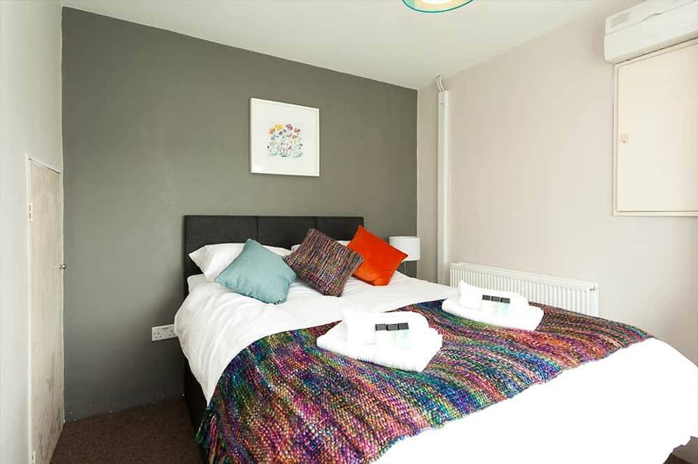 Comfortable contractor/family house Gatwick: sleeps 6+ in Crawley, West Sussex