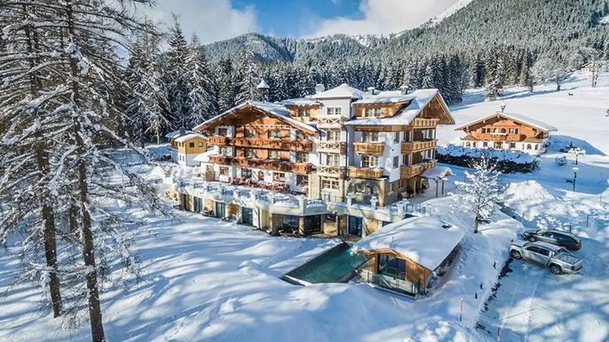 Hôtel pour 4 personnes, avec sauna et balcon ainsi que jardin et piscine