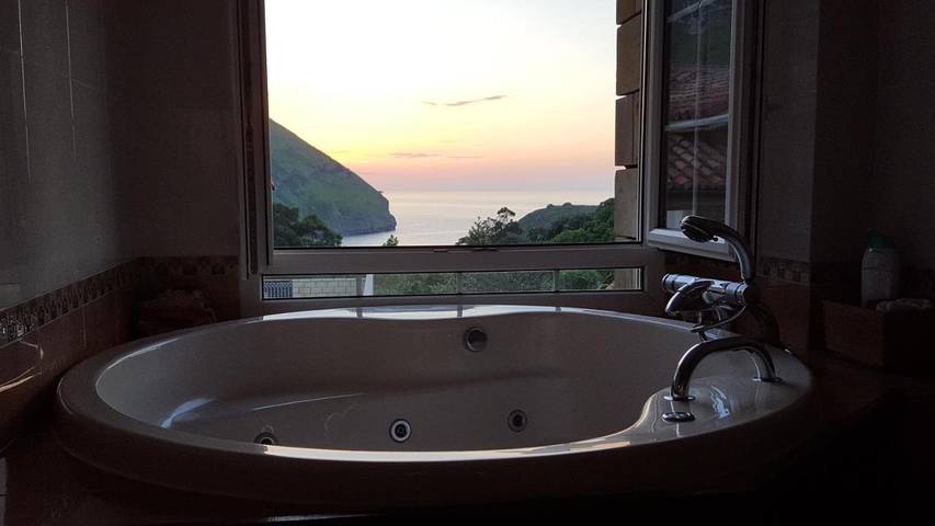 Apartamento para 3 personas, con Balcón y Terraza además de Jacuzzi y Jardín en Castro Urdiales