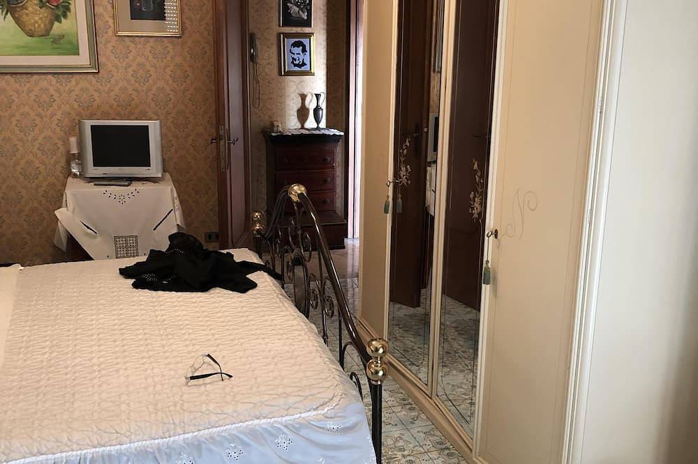 Entire apartment, Penthouse Anna, in the center of a small town with a splendid sea view in Ortona, Ortona (Municipality)