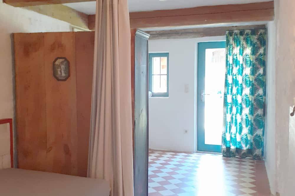 Ganze Wohnung, Ländliches Wohnen in renoviertem Bauernhaus-Eg, Terrasse,  20 min nach Landshut in Geisenhausen, Ostbayern
