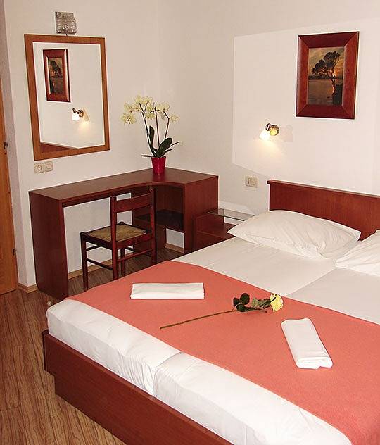 Ganzes Studio, Studioapartment in Brela mit Meerblick, Terrasse, Klimaanlage, W-Lan (3524-4) in Brela, Makarska Riviera