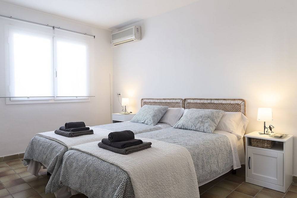 Twin villas with large pool and sea views near Barcelona. Free wifi, a / c in Sant Pol de Mar, Costa del Maresme