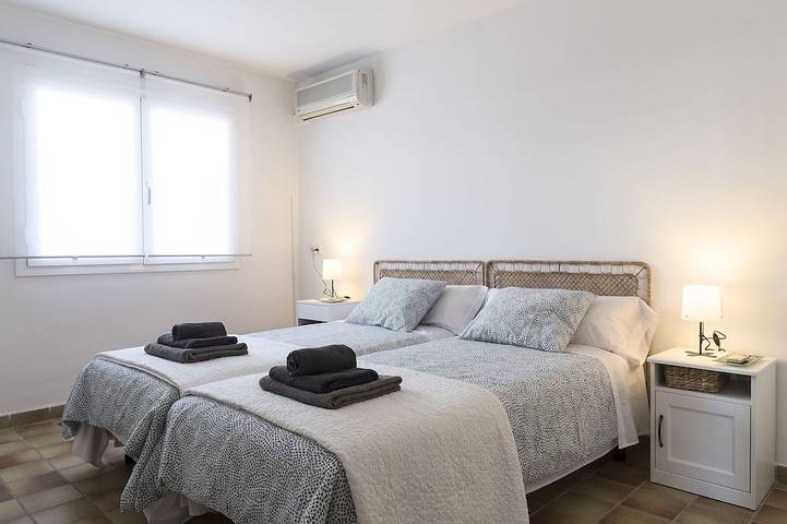 Twin villas with large pool and sea views near Barcelona. Free wifi, a/c in Sant Pol de Mar, Costa del Maresme