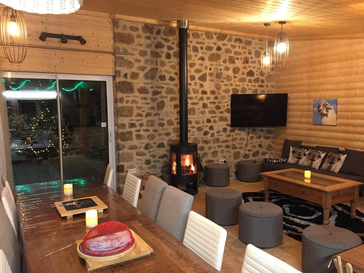 Lama-Gîte-des-Puys chalet écologique à 30km des pistes, visite aux lamas Charge Ve in Montaigut-le-Blanc, Parc naturel régional des Volcans d'Auvergne