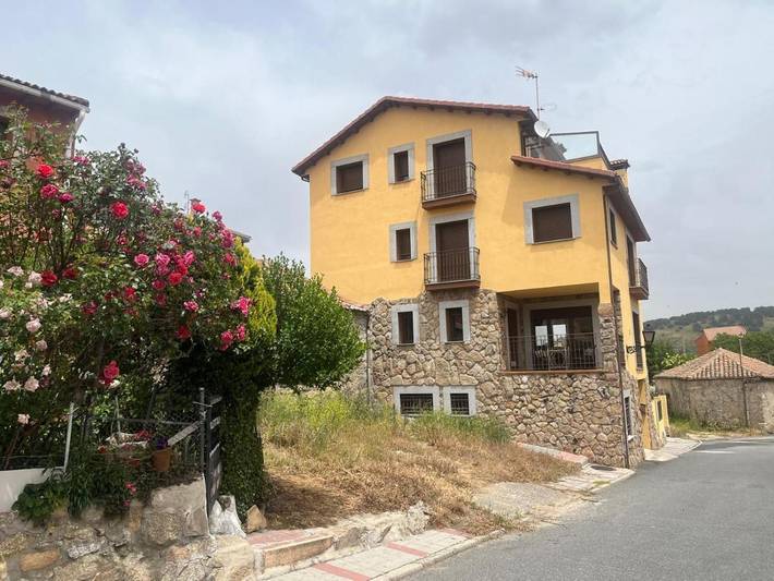 Apartamento para 16 personas, con Balcón y Jacuzzi además de Terraza y Jardín en Peguerinos