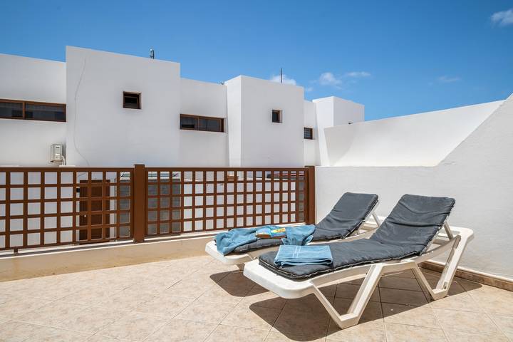 Modern Duplex House Close to the Beach with Shared Pool, Sea View, Wi-Fi, Balcony & Terrace; Parking Available in Puerto del Carmen, Tías