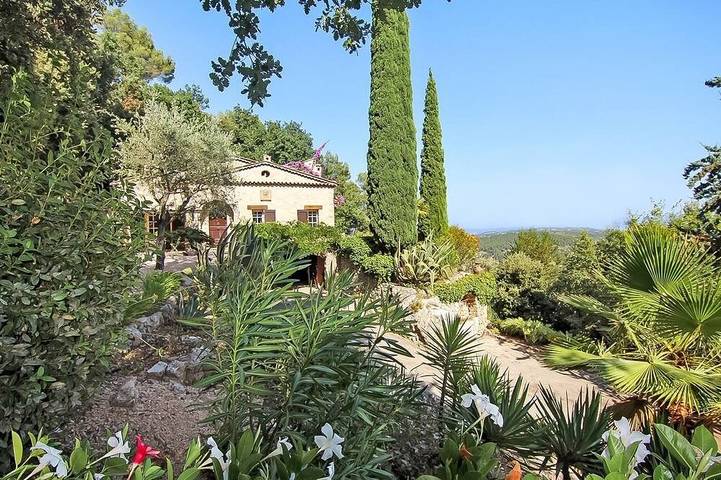 Location de vacances pour 7 personnes, avec jacuzzi et jardin à Le Tignet