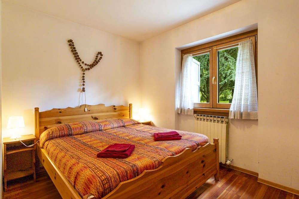 Appartamento intero, Incantevole appartamento per 6 ospiti con Wifi, Tv, terrazza e parcheggio in Campodolcino (Borgo), Campodolcino