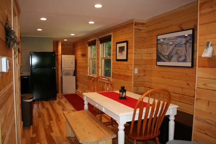 Vacation house for 8 people, with pool and balcony in West Virginia