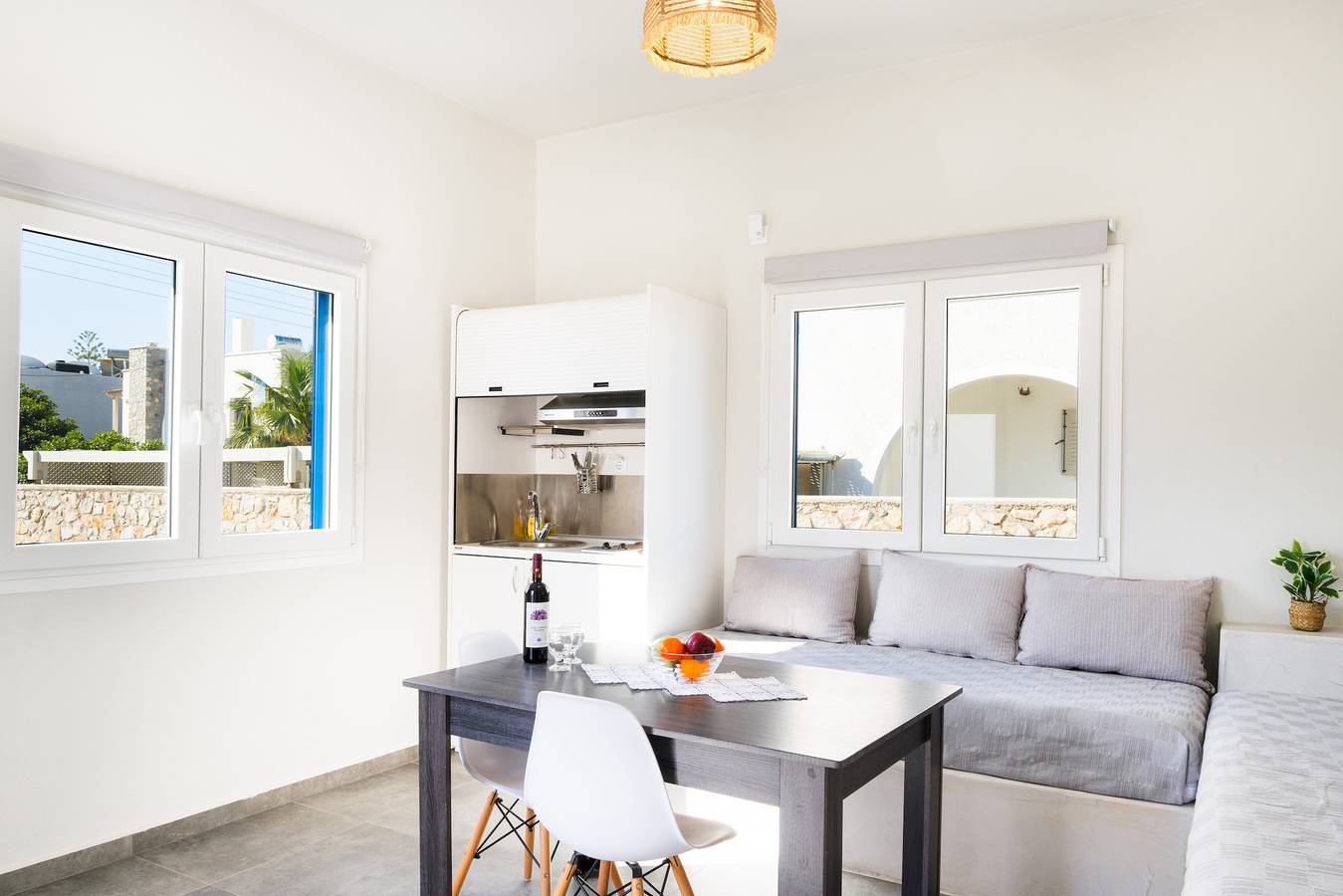 Appartamento intero, Aegean Blue Santorini Perissa Ii vicino alla spiaggia con terrazza privata e Wi-Fi in Spiaggia di Perivolos, Perissa