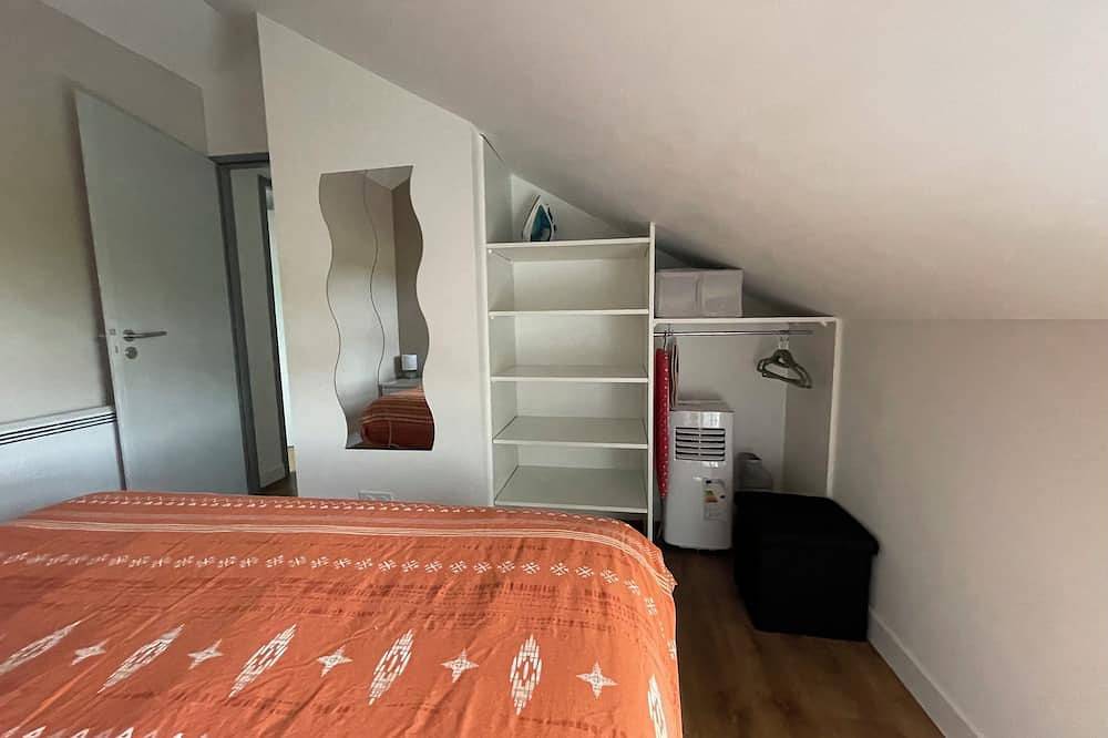2 bedroom house near A11, Logis du Château Rouge in Mésanger, Valle del Loira