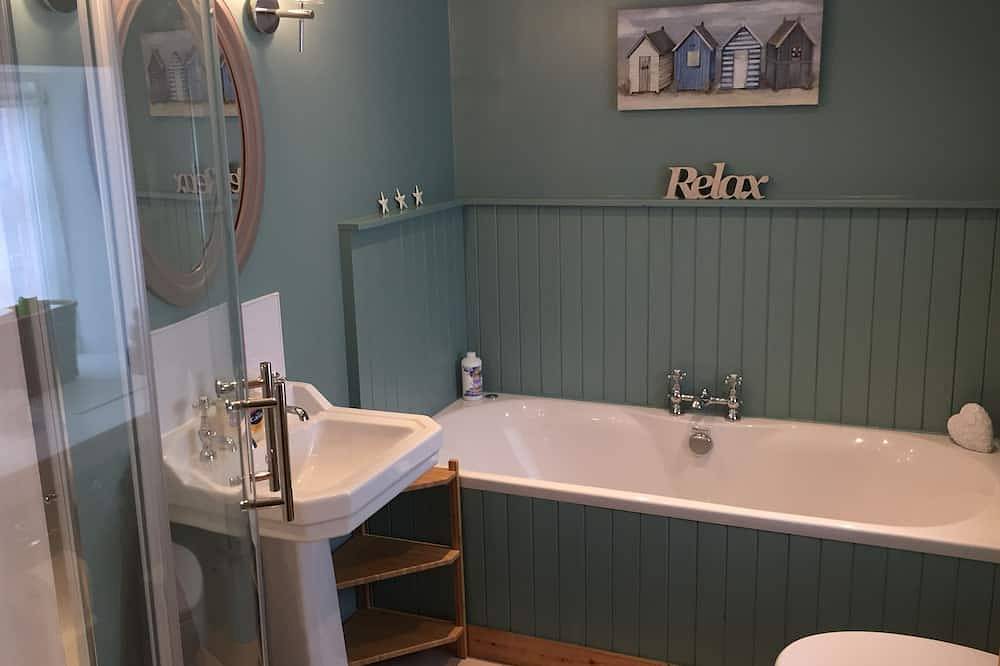 Cosy, comfortable historic cottage located in the Loch Lomond National Park in Loch Lomond, Argyll & Bute