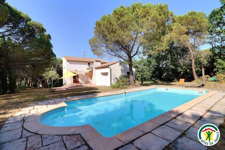 Cottage for 6 people, with garden and pool as well as terrace in Provence