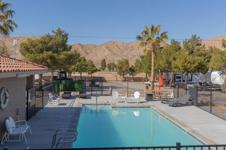 Camping voor 3 personen, with uitzicht and zwembad as well as terras in Californie