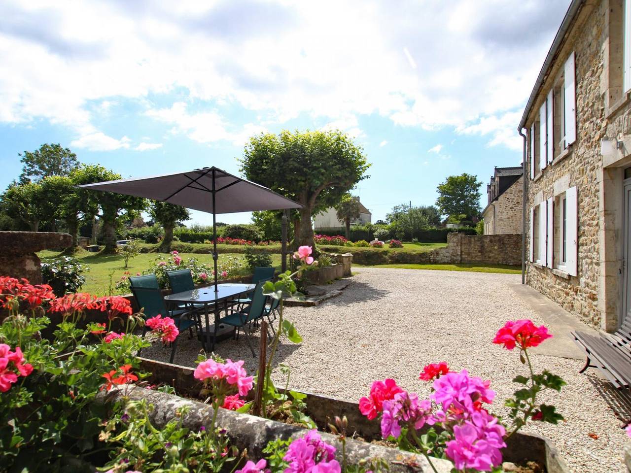 Hermosa casa de piedra con jardín privado en el corazón del Cotentin in Bricquebec, Côte de la Déroute
