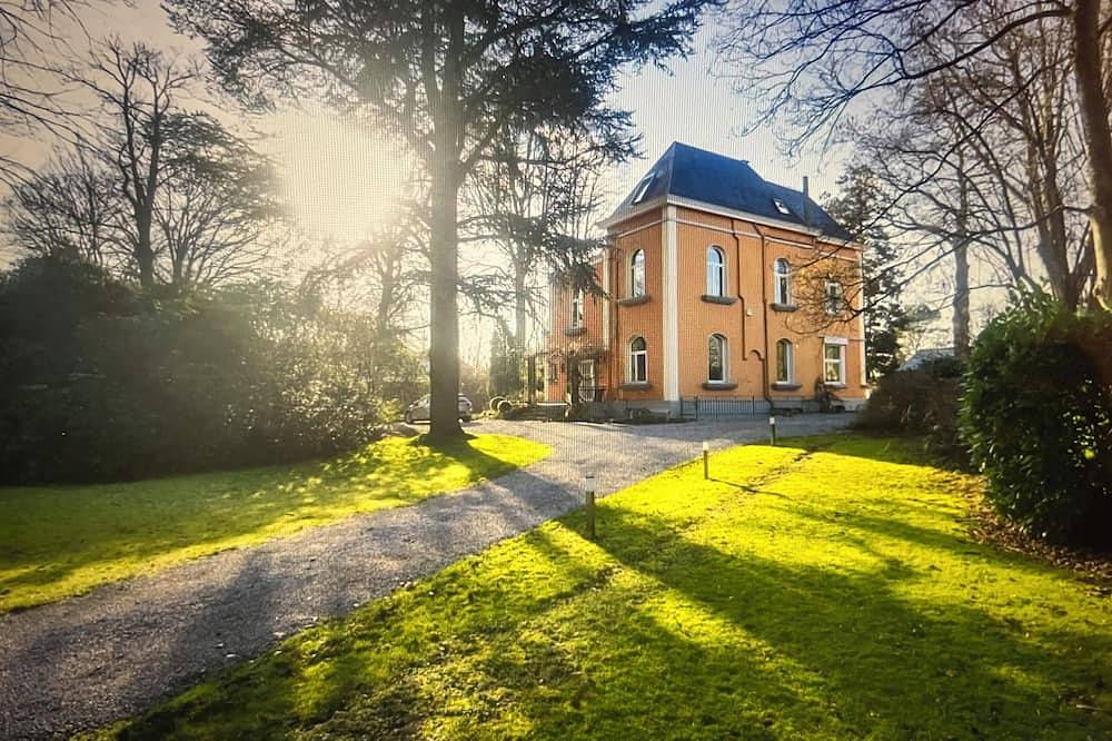 Spacious 6-bedroom villa with Wifi and fitness room in charming Overijse in Overijse, Flämisch-Brabant