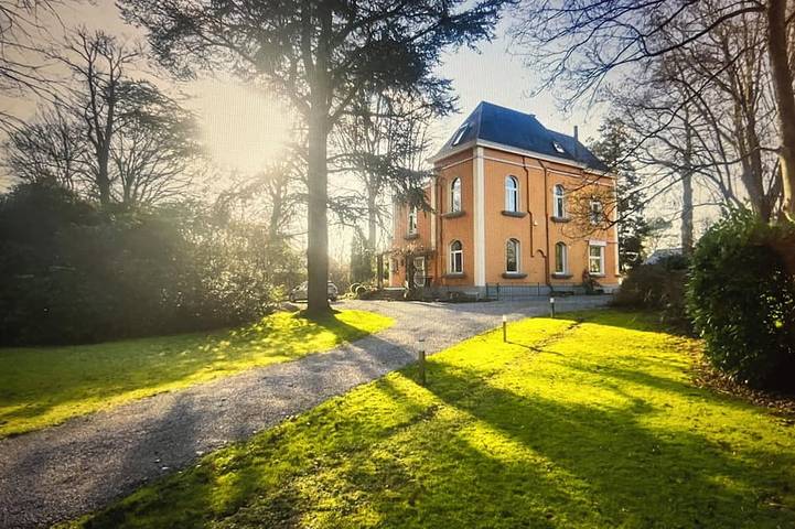 Spacious 6-bedroom villa with Wifi and fitness room in charming Overijse in Overijse, Flämisch-Brabant