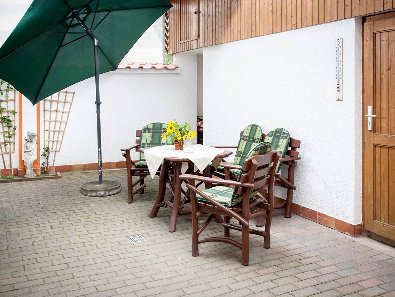 Ganze Ferienwohnung, Ferienwohnung "Helianthus" - Fw mit 1 Wohnr., 1 Schlafr., Küche, Bad m. Du, Eg, 1-3 P., 55 m² in Arnstadt, Thüringer Kernland
